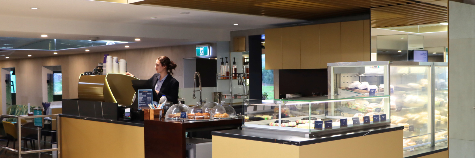Kōura Café 英雄横幅